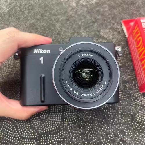 Nikon con obiettivo - v1,